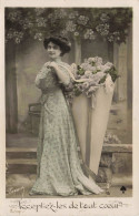 CARTE PHOTO - Une Fille Portant Sur Son Dos Un Grand Bouquet De Fleurs - Colorisé - Carte Postale Ancienne - Fotografie