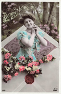 FÊTES ET VOEUX - Nouvel An -  Une Fille Toute Souriante Dans Une Grande Enveloppe - Colorisé - Carte Postale Ancienne - Año Nuevo