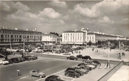 Royan * La Place De La Renaissance , Boulevard Aristide Briand * Automobile Voiture Ancienne Citroën 2CV - Royan