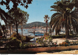 [83] Sainte-Maxime - Cpsm GF Échappée Sur Le Port - Automobiles  R16, DS - PKW