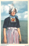 Pays-Bas > Noord-Holland > VOLENDAM (Holland)  - Woman In Traditional Dress - Volendam
