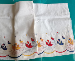 Ancienne Parure De Bébé, Drap Plat Et Taie D'oreiller, Canards Brodés - Lakens