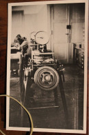 Carte Photo 1920's Industrie ? Cabinet étude ? Pesage ? Bijouterie ? CPA Ak Animée Tirage Print Vintage - Other & Unclassified
