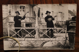 Delcampe - Carte Photo 1920's Musicien Chanteur Mandoline Guitare Théâtre Plein Air Venise CPA Ak Animée Tirage Print - Musik Und Musikanten