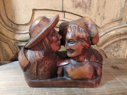 Sculpture Couple De Bretons Bois Sculpté Signé Henri Gouzien Bretagne - Madera