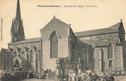 Plougastel Daoulas * Place De L'église Et Le Calvaire * Sortie De Messe - Plougastel-Daoulas