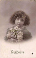 ENFANTS - Portraits - Une Fille Tenant Un Bouquet De Fleurs - Carte Postale Ancienne - Portraits