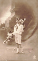 Fantaisie - Un Petit Garçon Tenant Des Bouquets De Fleurs - Carte Postale Ancienne - Bébés