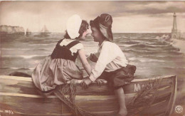 ENFANTS - Groupe D'enfant - Une Petite Fille Et Un Petit Garçon Sur Une Barque - Carte Postale Ancienne - Grupo De Niños Y Familias