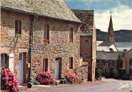 St Michel En Grève * Rue , Les Vieilles Maisons Et Le Clocher De L'église - Saint-Michel-en-Grève