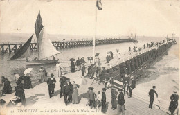 Trouville * Les Jetées à L'heure De La Marée * Bateau - Trouville