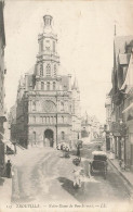 Trouville * Rue Place Et Vue Sur L'église Notre Dame De Bon Secours - Trouville