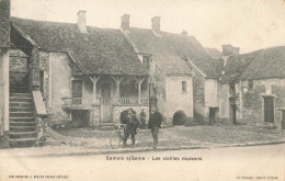 Samois Sur Seine * Place Et Les Vieilles Maisons * Villageois - Samois