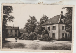 Montbozon  70   Carte Glacée Circulée Timbrée - L'Hotel -de La Gare Avec Terrasse Et Rue Animées Et Voiture - Montbozon