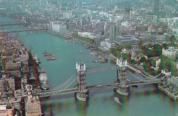 AK 173690 ENGLAND - London - Aerial View Of Tower Bridge And The City Of London - River Thames