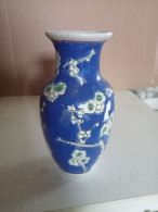 Vase Ancien Petit, En Porcelaine Hauteur 16 Cm - Vazen