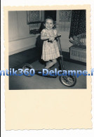 Photographie Ancienne Portrait D'une Jeune Fille En Trottinette Située à Bar Le Duc En 1957 Enfant Jouet - Personnes Anonymes