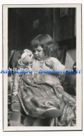 Photographie Ancienne Portrait D'une Jeune Fille Donnant à Manger à Sa Poupée Chiffon Datée 1933 - Enfant - Jouet - Anonieme Personen