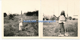 Lot De 2 Photographies Anciennes Jeunes Filles Jouant à La Ciotat En 1971 - Anonieme Personen