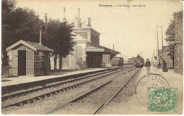 Trappes La Gare Les Quais (train Au Loin) - Trappes
