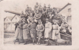 à Identifier Et à Localiser --- Carte-photo  ( Très Animée )-- Groupe De Soldats Pris Sur Canon - Personajes