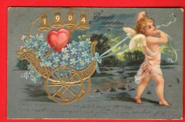 EBM-13  RARE  Bonne Année 1904 Ange Tirant Un Char De Bleuets Avec Coeurs. Art Nouveau Jugendstil. Gaufré .Circulé 1903 - Neujahr