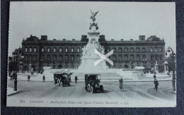 LONDON BUCKINGHAM PALACE AND QUEEN VICTORIA MEMORIAL OLD B/W POSTCARD LL LEVY NO 324 - Buckingham Palace