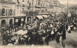 FRANCE - Lourdes - Bataille De Fleurs - Place Marcadal - Animé - Carte Postale Ancienne - L'Île-Bouchard