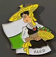 ASSOCIATION COSTUMES SUISSE - CANTON DE VAUD  - FEMME PAYSANNE - SCHWEIZ - WAADT - SWITZERLAND  -  (33) - Associations