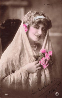NOCES - M Elly - Jeune Mariée - Voile En Dentelle - Roses - Collier De Perles - Colorisé - Carte Postale Ancienne - Matrimonios