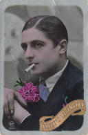 Fantaisie - GELUKKIG VERJAARDAG - Homme Fumant Une Cigarette - Colorisés  - Carte Postale Ancienne - Mannen