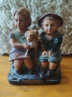 Sujet En Plâtre Polychrome Statue Garçon Et Fillette Avec Leur Chien Titrée "Le Petit Montagnard" - Gips