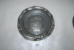 C231 Très Ancienne Assiette En étain - Auberge - Blason - Tins