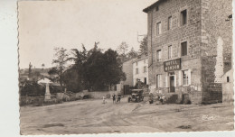 Saint-Jean-Soleymieux  42  Carte Glacée Circulée Timbrée  La Place Animée Du Monument Aux Morts Voiture  L'Hotel  MONDON - Saint Jean Soleymieux