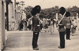 LONDON - UNITED KINGDOM - ANIMATED POSTCARD - BUCKINGHAM PALACE - CHANGING THE GUARD IN 1949..... - Buckingham Palace
