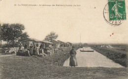 Le Teich * Le Détrocage Des Huitres à L'entrée Du Port * Ostréiculture Villageois - Autres & Non Classés