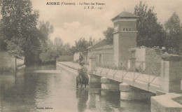 Aigre * Un Coin Du Village Et Le Pont Des Pierres * Abreuvoir Cheval Villageois - Autres & Non Classés