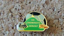 Pin's SNCF Train US Cheminots Gerzat (63) Ballon De Football Locomotive - Verni époxy - Fabricant CMT * - TGV