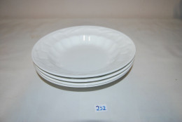 C232 3 Anciennes Assiettes Blanches - Boch BFK - Plates