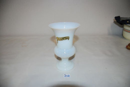 C232 Objet De Décoration - Vase En Opaline Blanche - Vazen
