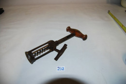 C232 Très Ancien Tire Bouchon - Vigneron - Vin - Auberge - Bottle Openers