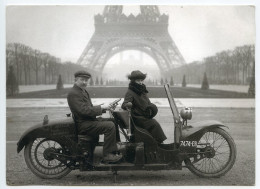 Photographie,format Agrandi écrite En 2012. LA JUMELLA  Ancienne Moto Biplace Au Champ-de Mars.conçu à Paris époque 1922 - Automobili