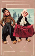 Folklore - Deux Enfants Habillés En Costumes Hollandais - Sabots - Bateau - Chapeau Hollandais - Carte Postale Ancienne - Bekende Personen