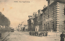 Tours * La Place Vilpeau Et école Primaire Laïque De Garçons * Tram Tramway - Tours