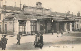 Poitiers * Place , Parvis De La Gare * Ligne Chemin De Fer - Poitiers