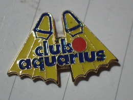 Pin's Centre De Loisirs Sport Plongée Palmes CLUB AQUARIUS (groupe Club Med) - Tauchen