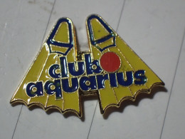 Pin's Centre De Loisirs Sport Plongée Palmes CLUB AQUARIUS (groupe Club Med) - Duiken