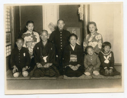 Asie.Asia. Asiatique.Photographie Ancienne.photo De Famille Avec Militaire.Chine Ou Japon ? Voir Inscription Au Verso. - Asie