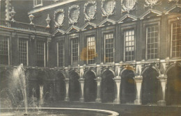 LONDRES / LONDON - Hampton Court, Cour Du Château, Carte Photo Vers 1900. - Hampton Court