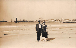 ¤¤    -   SAINT-BRIEUC   -  Carte-Photo De 2 Personnes Sur La Plage  -  Photographe " R. BINET "     -  ¤¤ - Saint-Brieuc